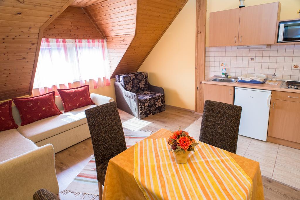 Balatongyörök Andrea Apartmanhaz מראה חיצוני תמונה